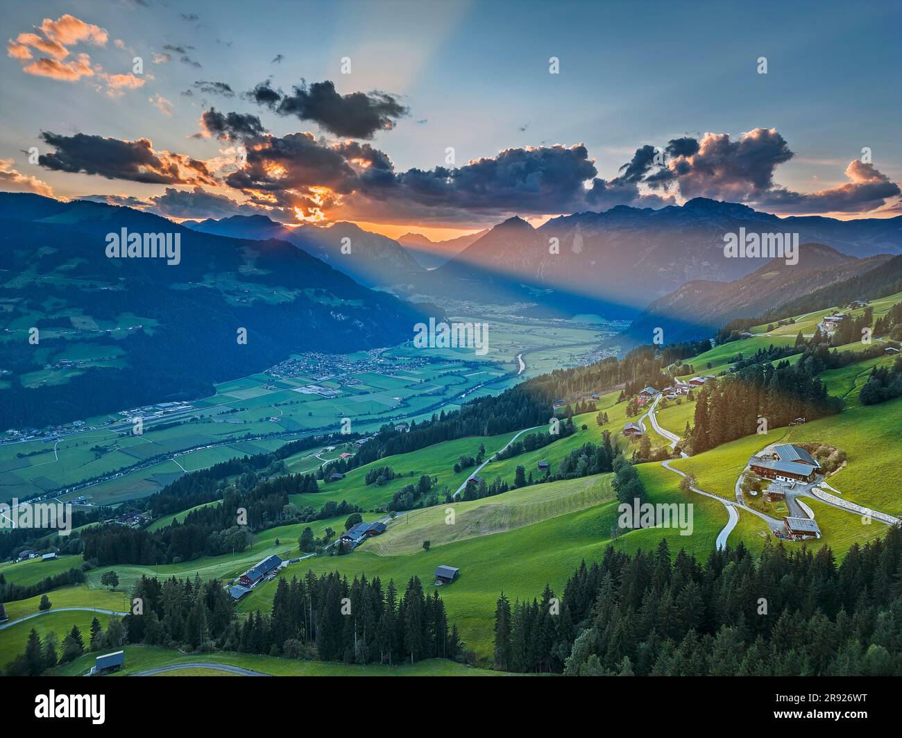 Vue panoramique sur les montagnes et la vallée de Zillertal au lever du soleil, Autriche, Tyrol Banque D'Images