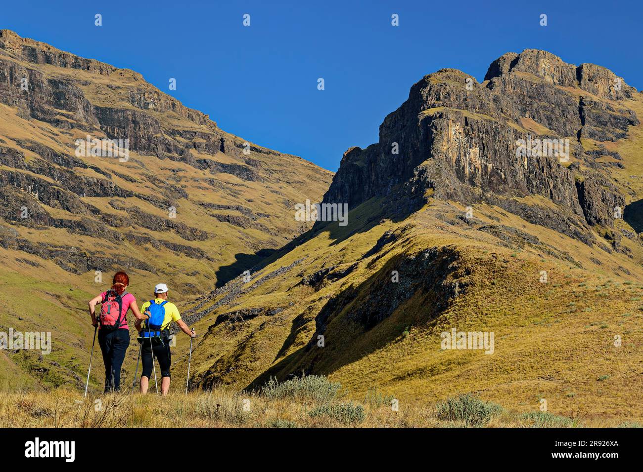 Homme et femme matures en randonnée au KwaZulu-Natal, Drakensberg, Afrique du Sud Banque D'Images