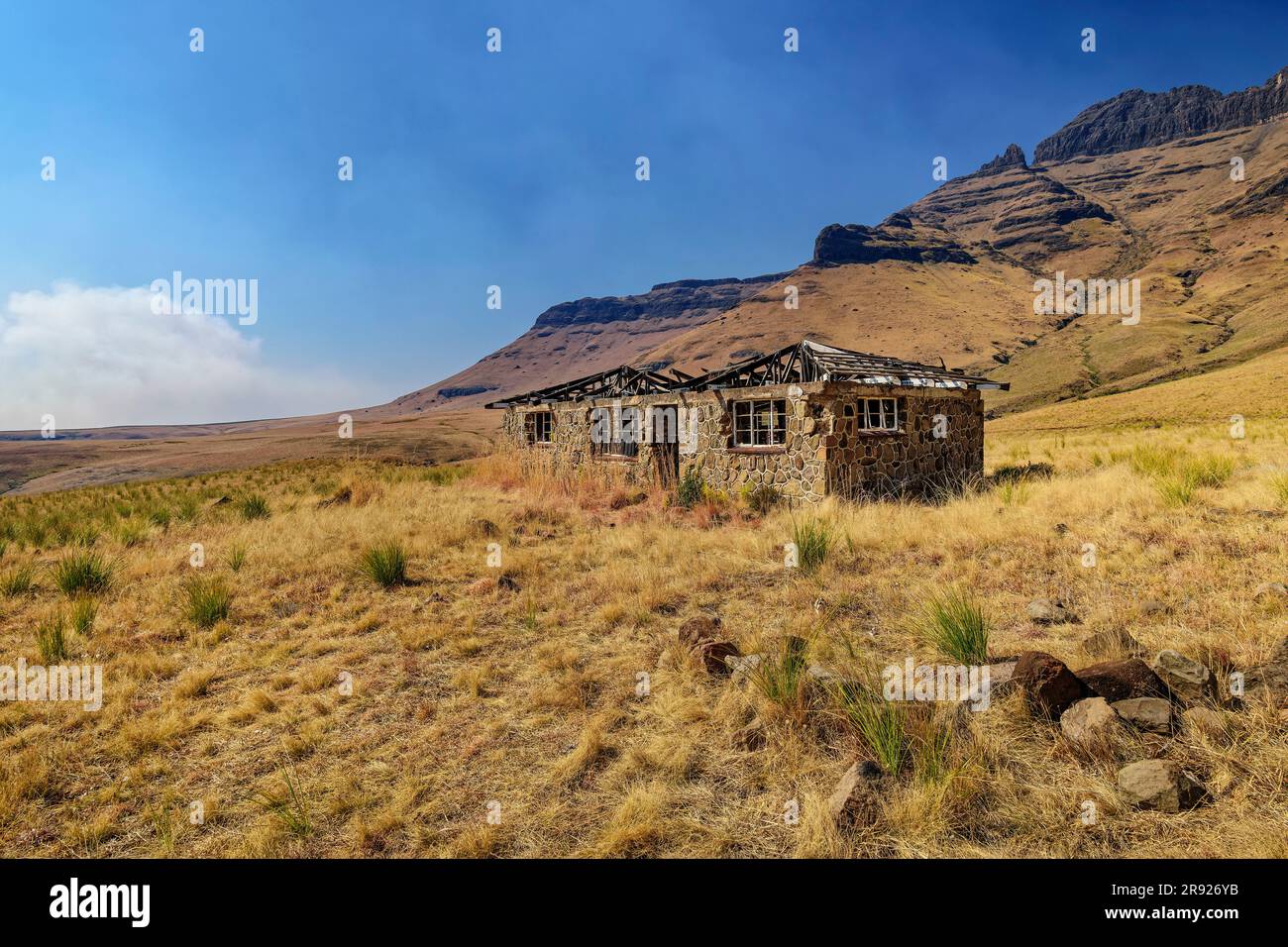Huttes abandonnées dans la vallée à KwaZulu-Natal, Drakensberg, Afrique du Sud Banque D'Images