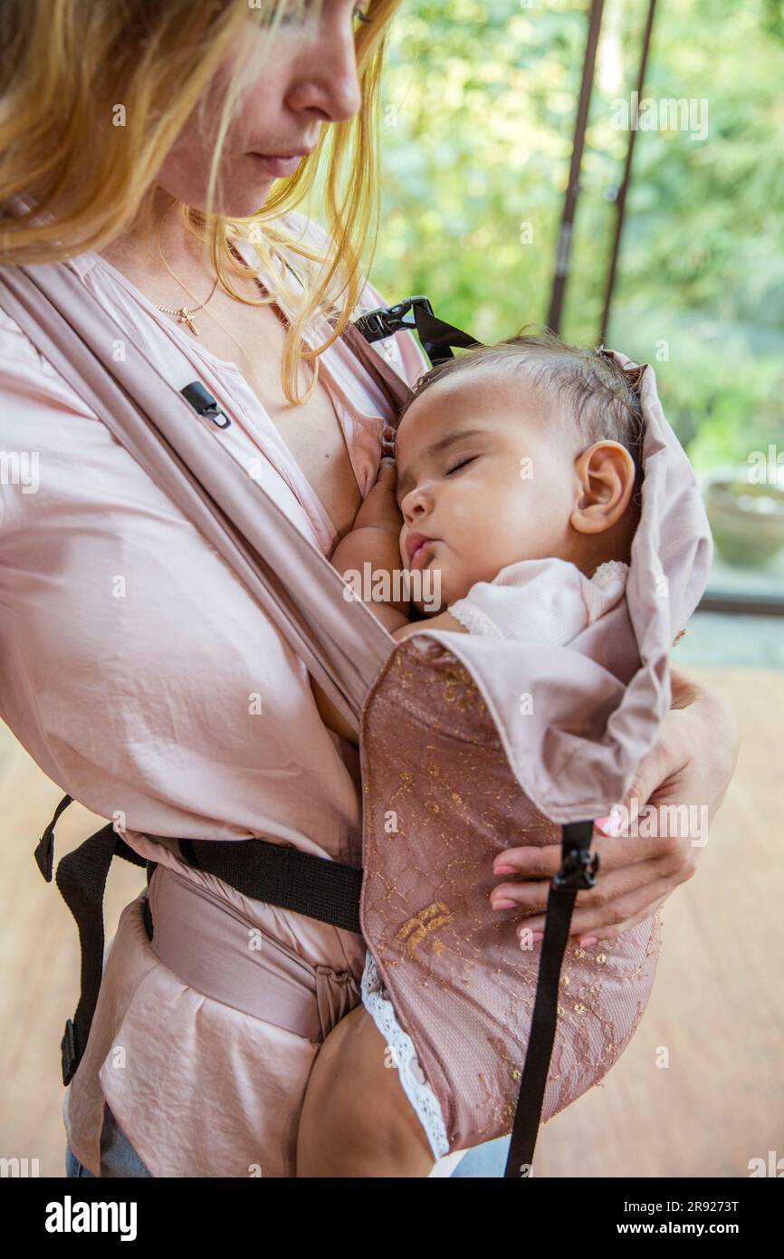 Mère avec bébé fille endormi à la maison Banque D'Images