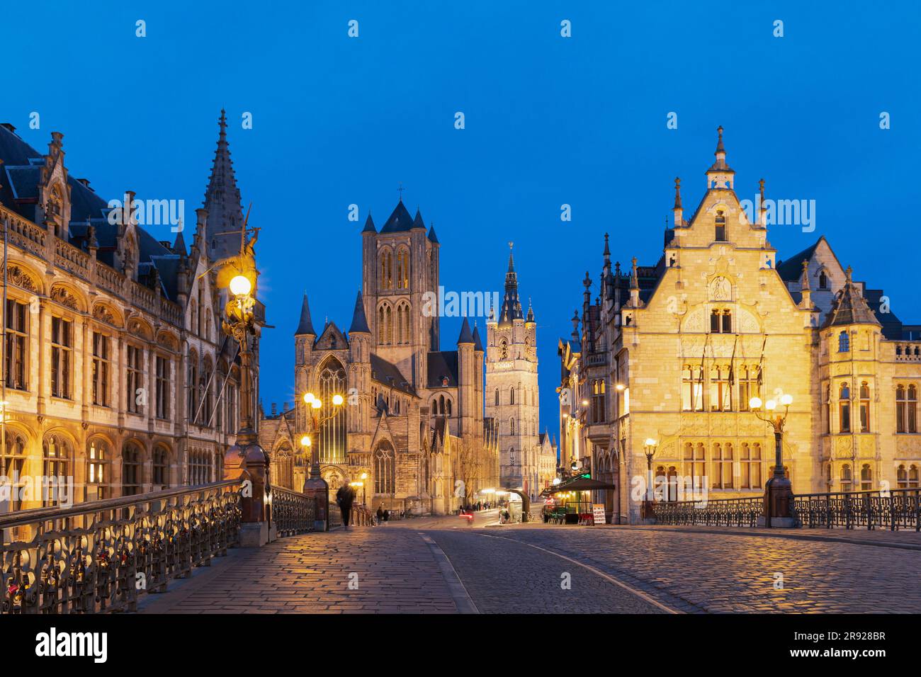 Belgique, Flandre orientale, Gand, Saint Église Nicholas vue depuis le pont St Michaels au crépuscule Banque D'Images