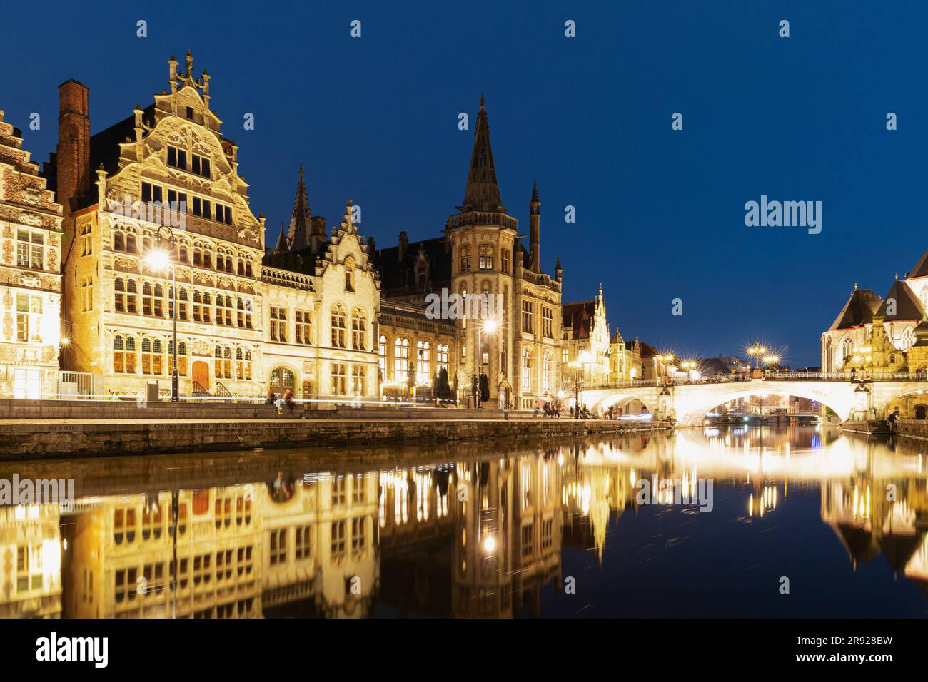 Belgique, Flandre orientale, Gand, bâtiments historiques se reflétant dans le canal de Lys la nuit Banque D'Images