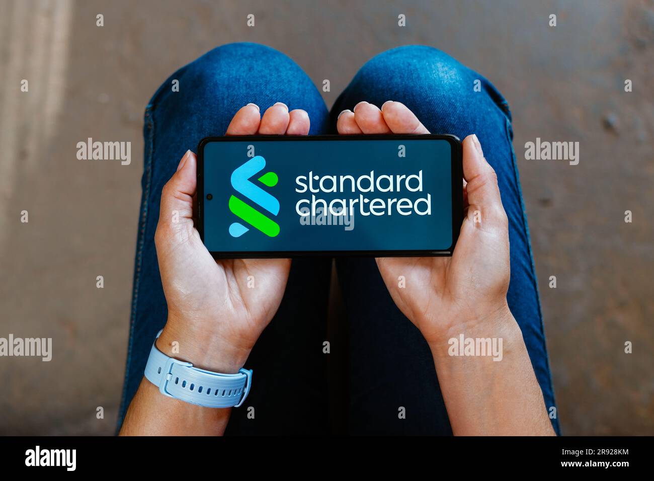 Dans cette illustration, le logo Standard Chartered s'affiche sur l'écran d'un smartphone. Banque D'Images