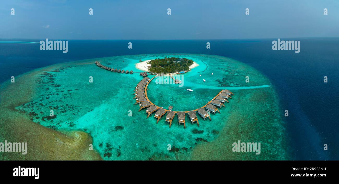 Vue panoramique sur la mer et la station touristique de l'île de Thulhagiri, Maldives Banque D'Images