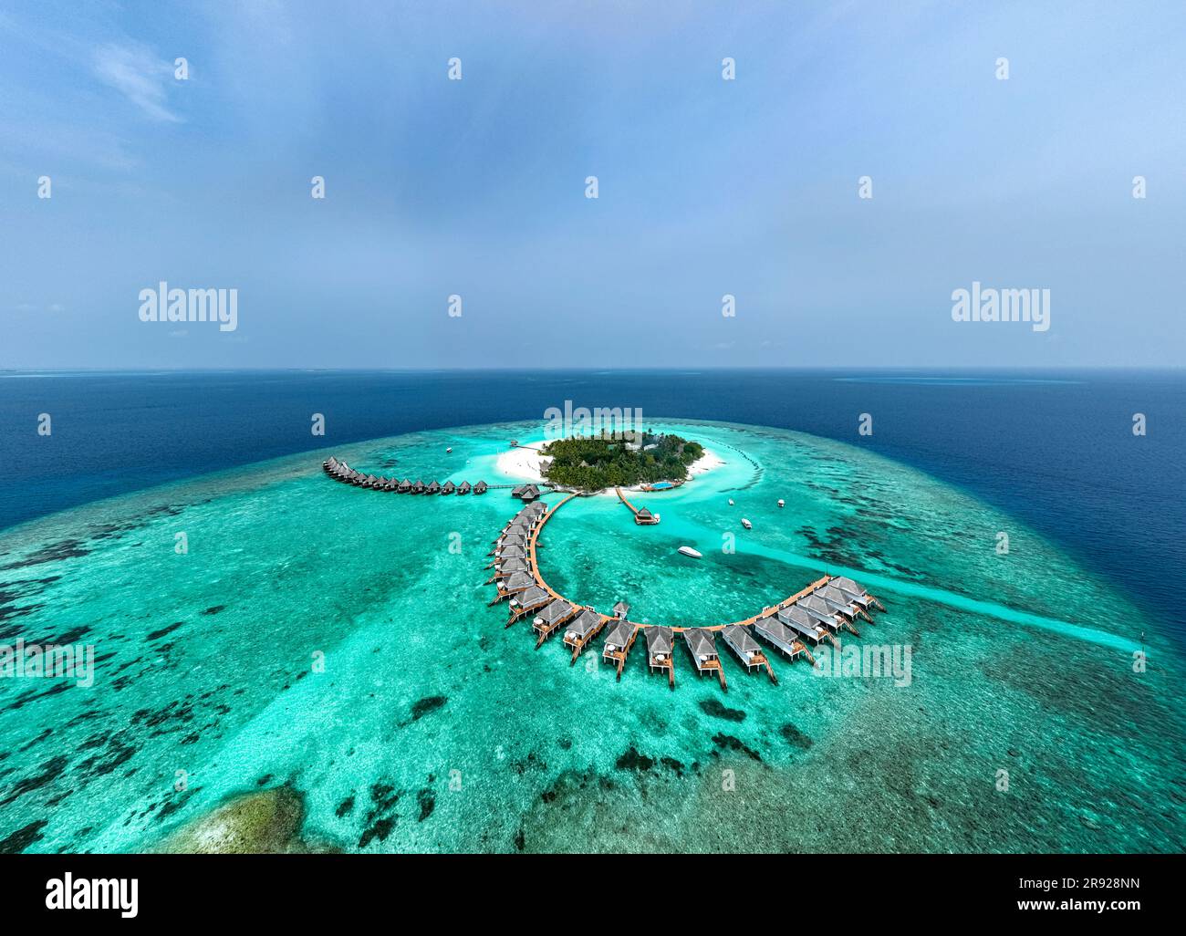 Vue panoramique sur la mer avec bungalows sur l'île de Thulhagiri aux Maldives Banque D'Images