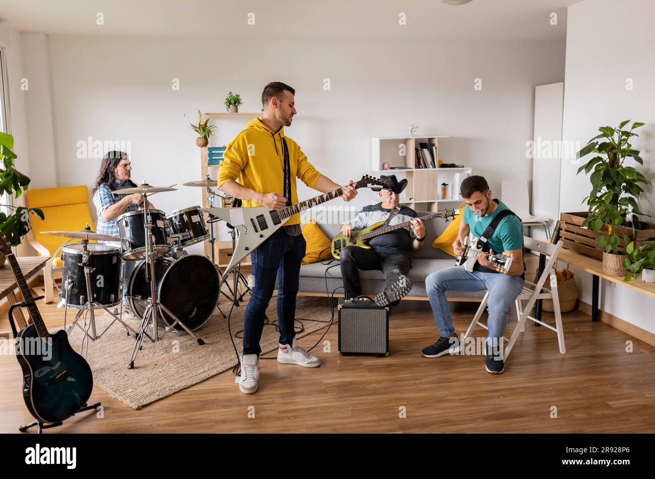 Musiciens pratiquant avec des instruments de musique à la maison Banque D'Images