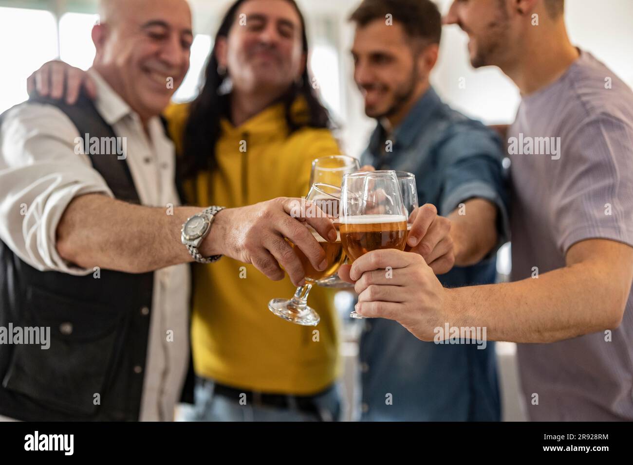 Des amis heureux toaster de la bière ensemble Banque D'Images