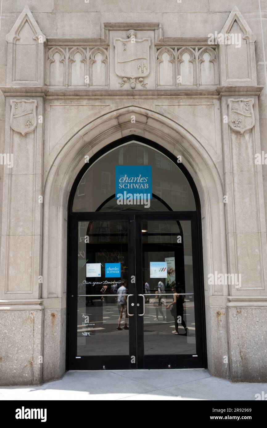 Charles Schwab, un site bancaire situé dans la section Chelsea de Manhattan, New York, une société multinationale de services financiers Banque D'Images
