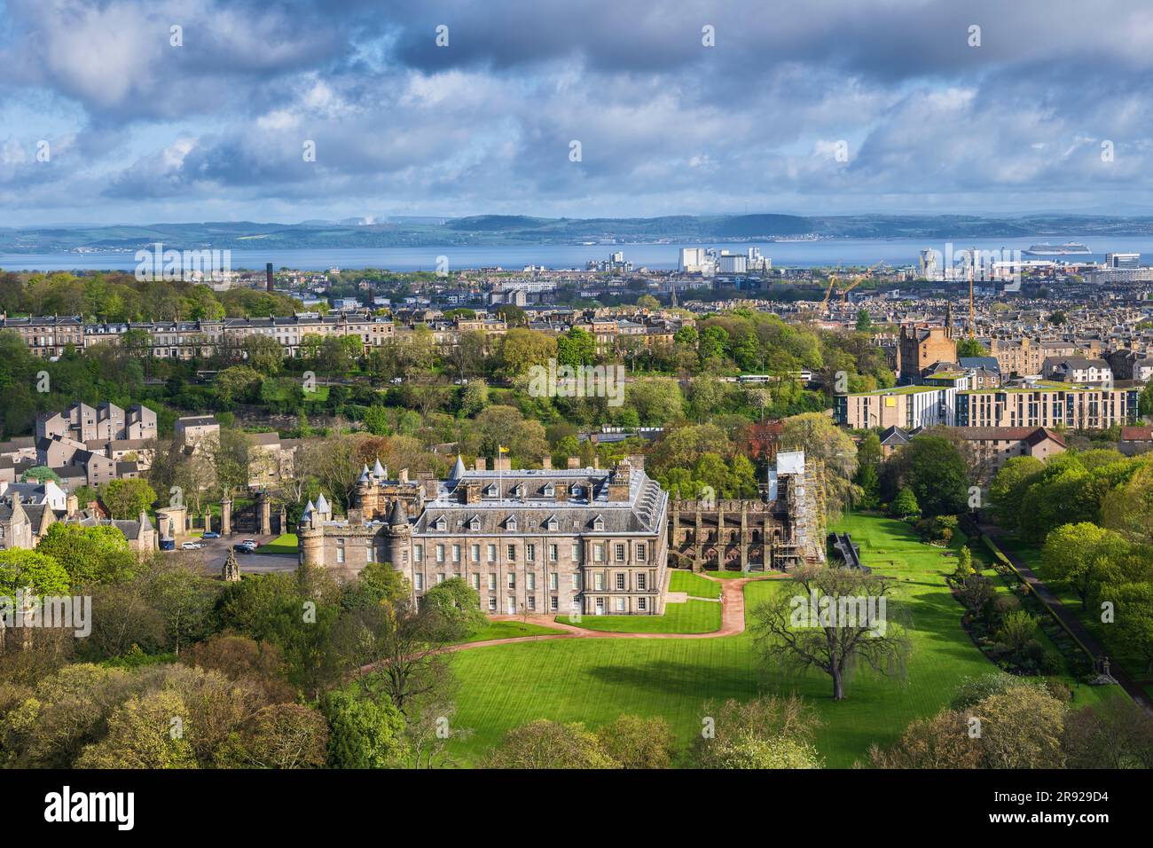Royaume-Uni, Écosse, Édimbourg, vue sur le palais de Holyroodhouse au printemps Banque D'Images