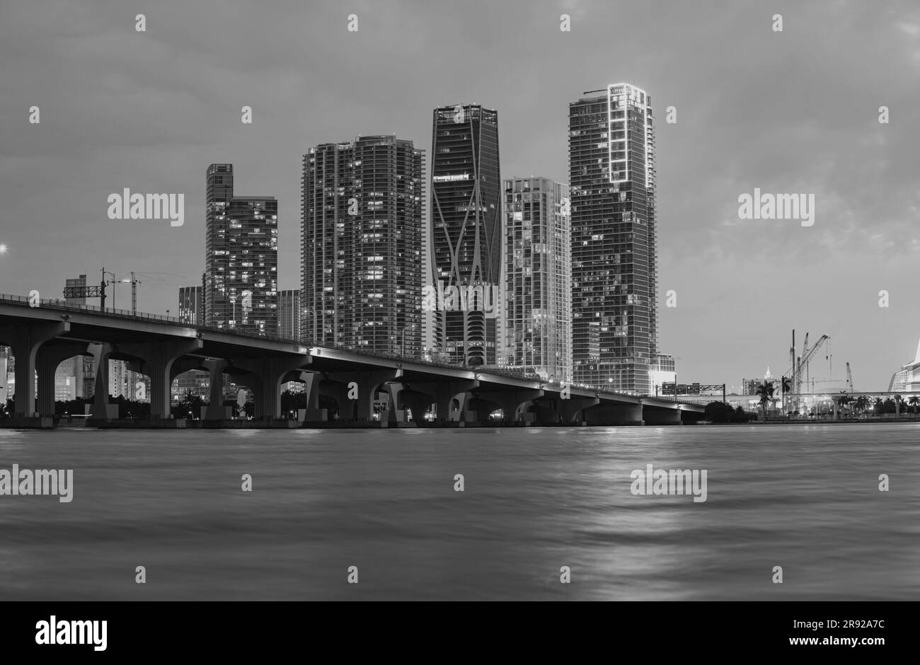 Horizon nocturne de la ville de Miami en Floride. USA centre-ville gratte-ciel paysage, ville de twanglight Banque D'Images