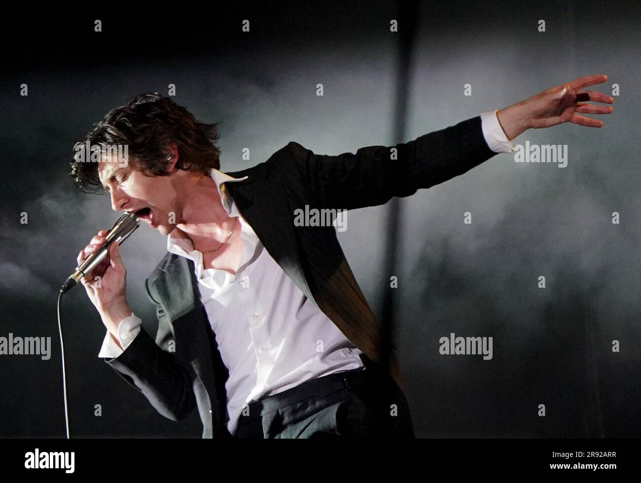 Arctic Monkeys se produit au Glastonbury Festival à la ferme de Kellon, dans le Somerset. Date de la photo: Vendredi 23 juin 2023. Banque D'Images Arctic Monkeys se produit au Glastonbury Festival à la ferme de Kellon, dans le Somerset. Date de la photo: Vendredi 23 juin 2023. Banque D'Images