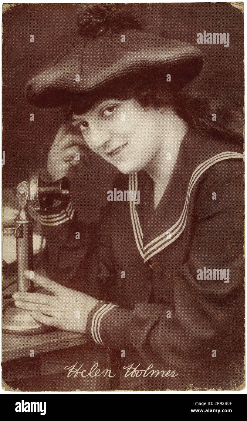 Helen Holmes (1892-1950), actrice américaine, portrait en demi-longueur avec téléphone, Albert Witzel Studios, 1915 Banque D'Images