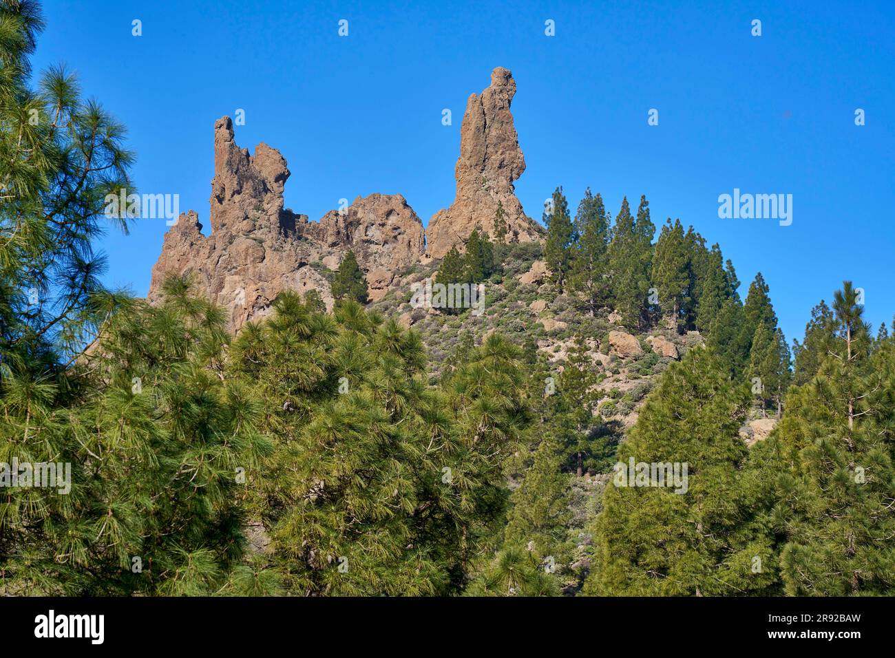 Formations rocheuses Roque Nublo avec El Fraile sur le bord supérieur de la Caldera de Tejeda, îles Canaries, Gran Canaria, Caldera de Tejeda Banque D'Images