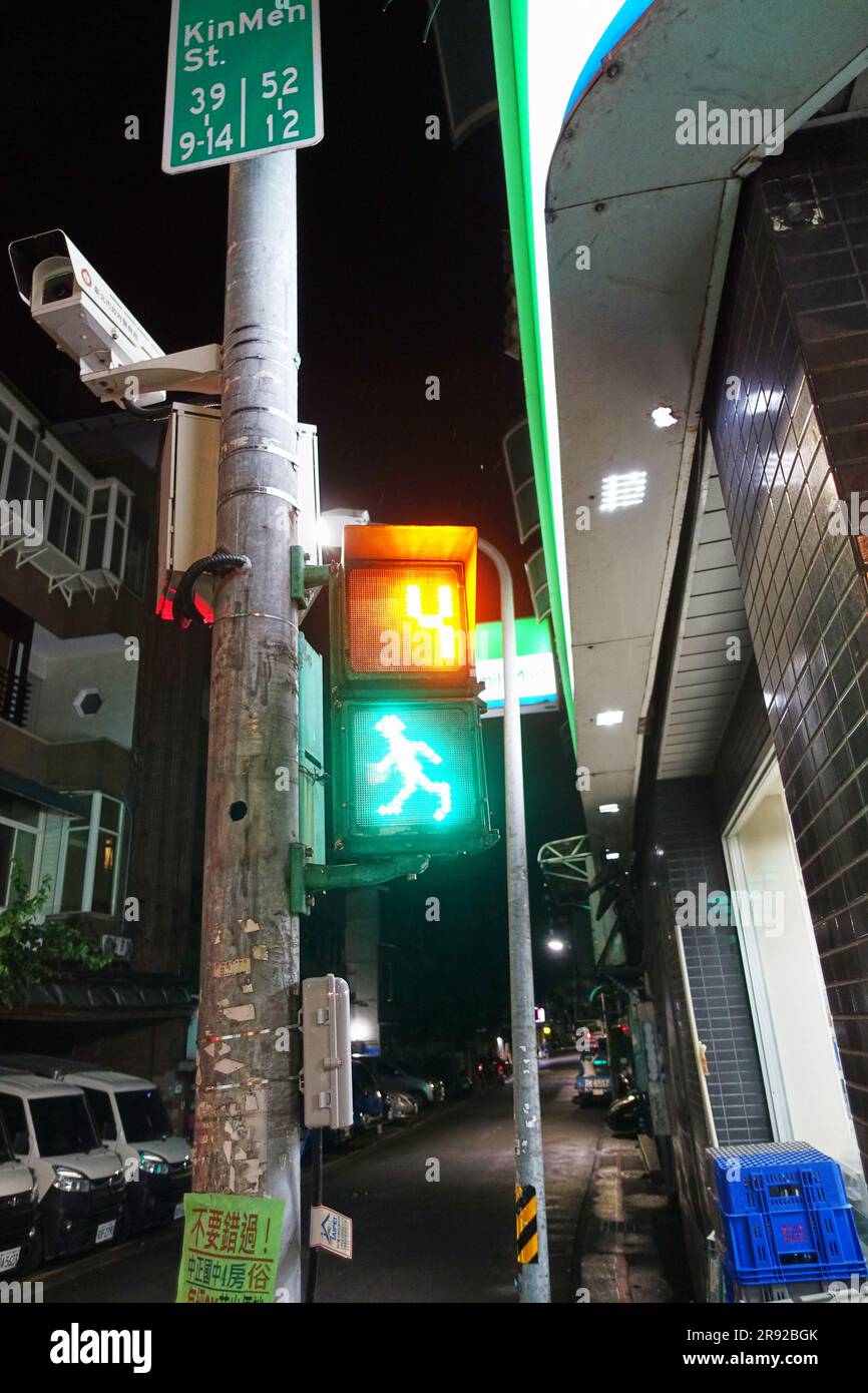 Feu de circulation piétonnier avec caméra de surveillance la nuit, Taïwan, Taipeh Banque D'Images