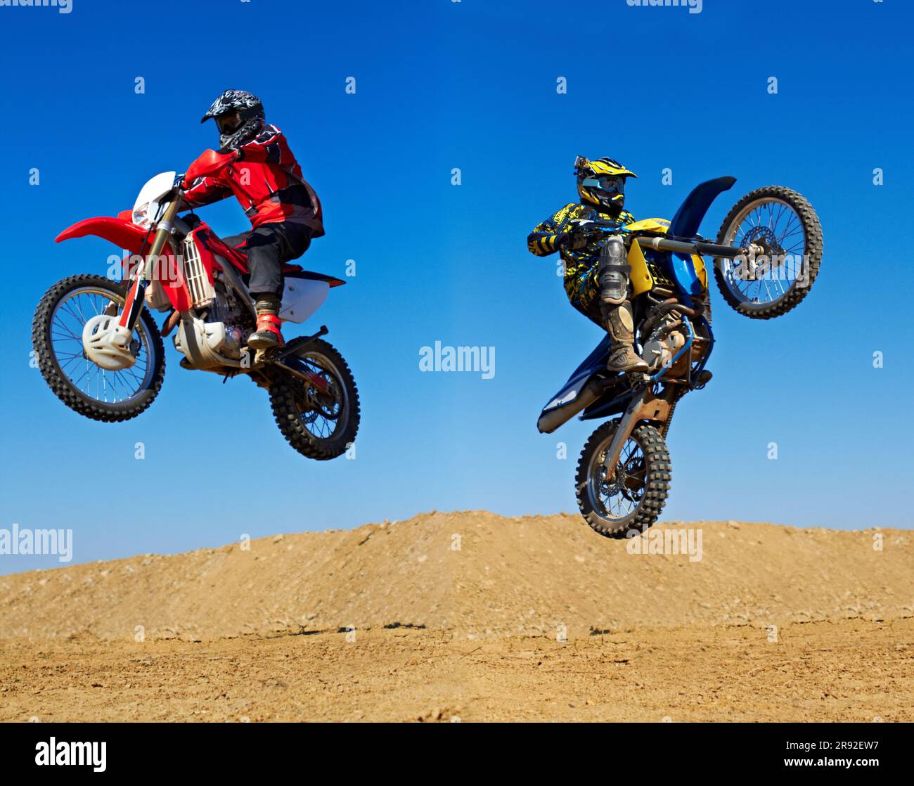 Saut en moto, sport et action avec cascades et énergie sur la piste  tout-terrain, les transports et les gens de course en extérieur.  Compétition, moto de terre et Photo Stock - Alamy