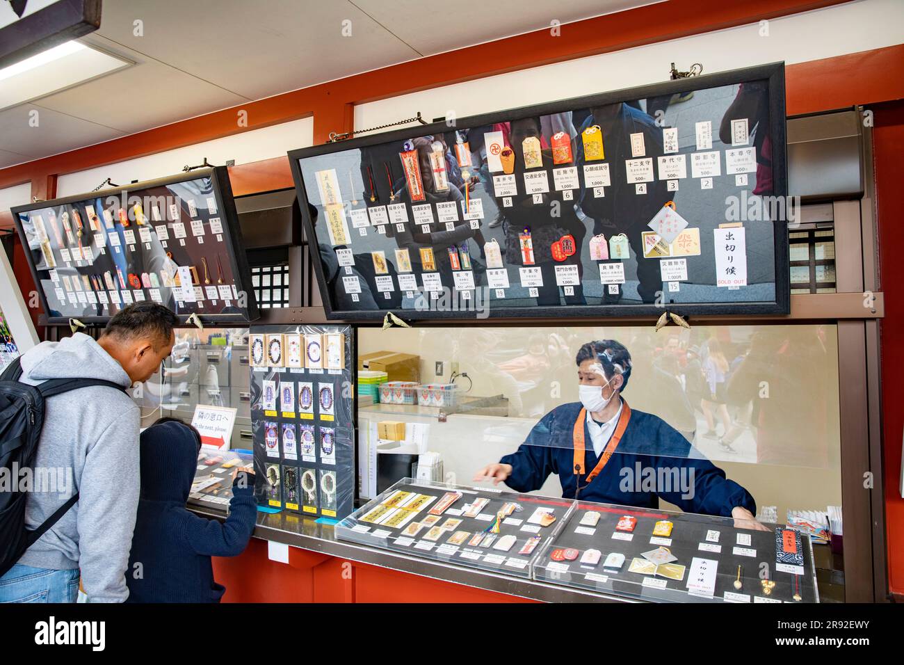 Temple Sensoji Tokyo les touristes achètent des amulettes et des talisman à la boutique amulet au temple à Asakusa,Tokyo,Japon,Asie,2023 Banque D'Images