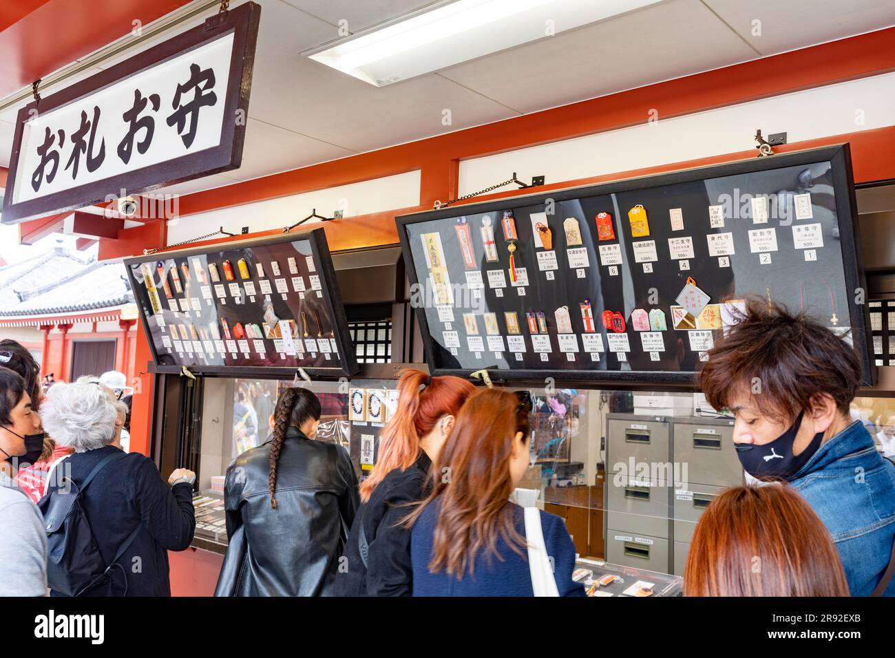 Temple Sensoji Tokyo les touristes achètent des amulettes et des talisman à la boutique amulet au temple à Asakusa,Tokyo,Japon,Asie,2023 Banque D'Images