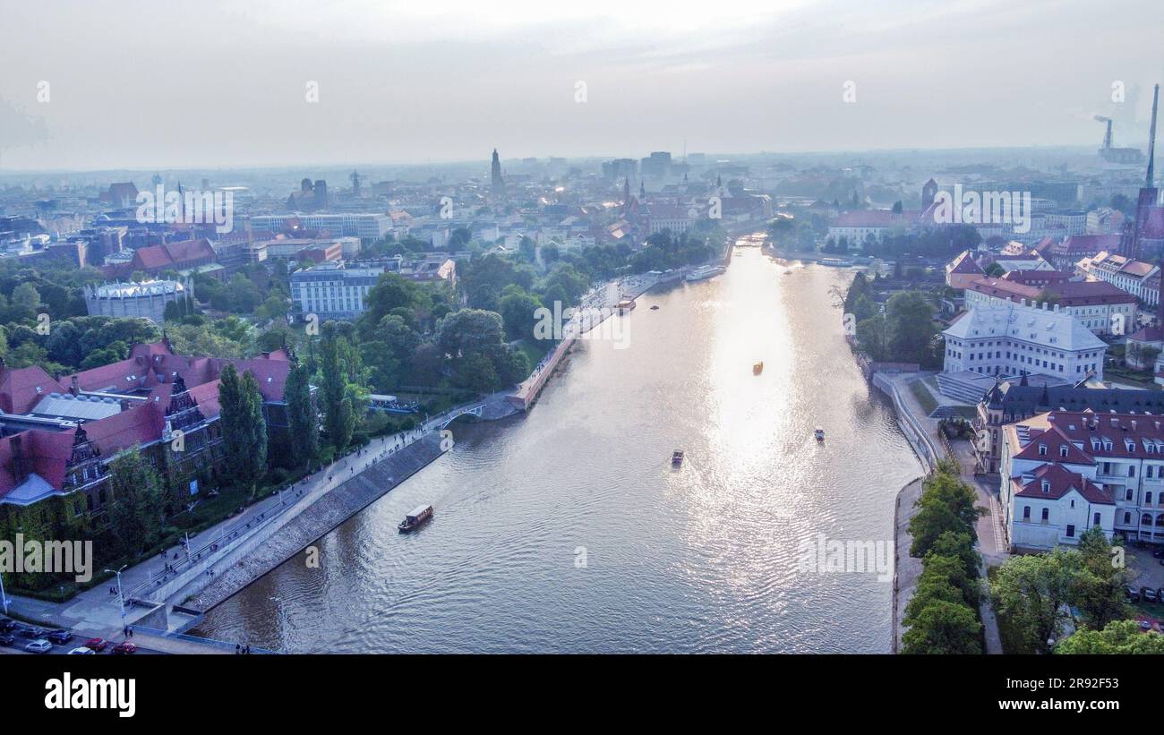 Vue aérienne sur la rivière Oder et la vieille ville de Wroclaw et dans la partie gauche - Musée national, pont de sable à distance et paroisse catholique romaine churcg NMP o Banque D'Images
