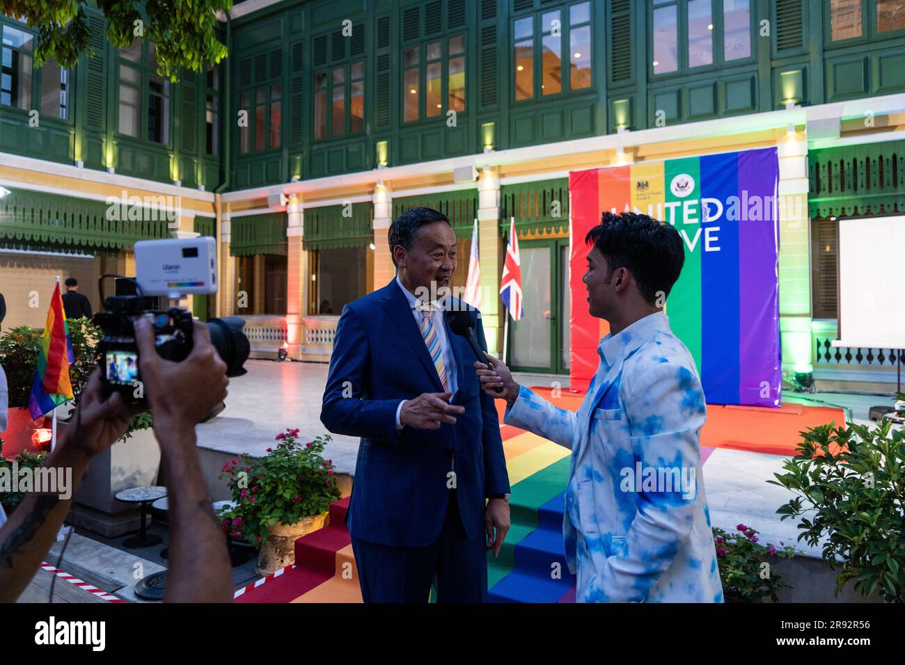 BANGKOK, THAÏLANDE. JUIN 23- le candidat du Premier ministre du Parti thaïlandais Pheu, Grettha Thavisin, fait une interview pendant "United in Love" à la Maison sur Sathorn à Bangkok sur 23 juin 2023. Ambassade britannique Bangkok et États-Unis Embassy Bangkok accueille « United in Love », un événement annuel LGBTQIA Pride à l'hôtel W, pour célébrer les efforts des défenseurs des droits de l'homme travaillant sur les droits LGBT et l'inclusion, ainsi que pour réaffirmer l'engagement du Royaume-Uni et des États-Unis en faveur de l'équité et de l'égalité entre les sexes, Et les communautés LGBT en Thaïlande.- Pheu Thai Party Prime Minster canaditate Trettha Thavisin assiste à l'événement «United in Love» au Hou Banque D'Images