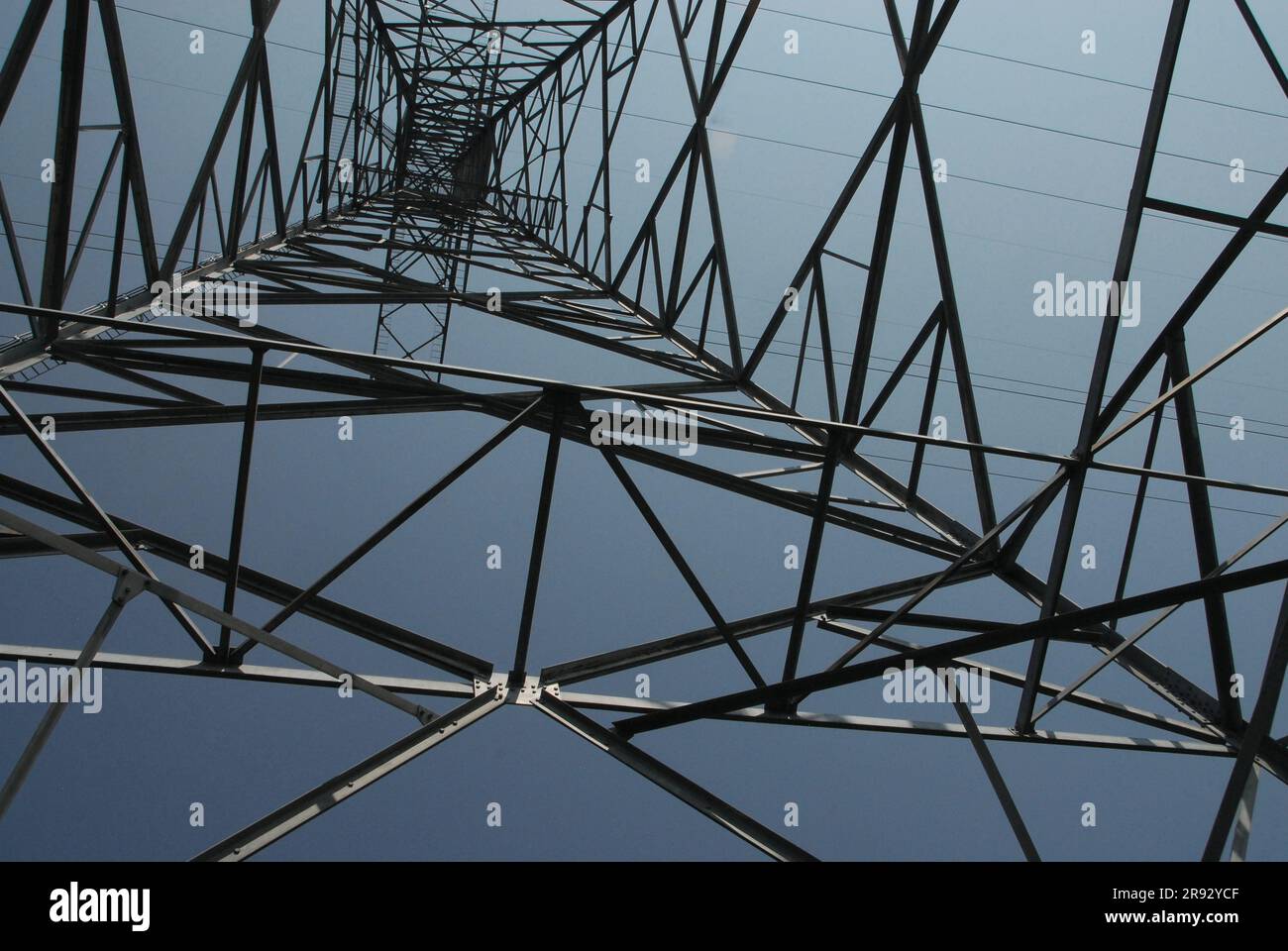 Image horizontale regardant vers le haut en se tenant sous une tour hydroélectrique à Thunder Bay, Ontario, Canada. Banque D'Images