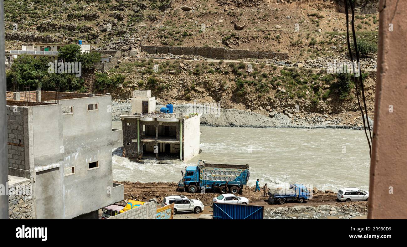 Bâtiment abandonné submergé et endommagé par les eaux d'inondation sur la rive de la rivière swat dans la vallée du Bahreïn: swat de Bahreïn, Pakistan - 12 juin 2023. Banque D'Images
