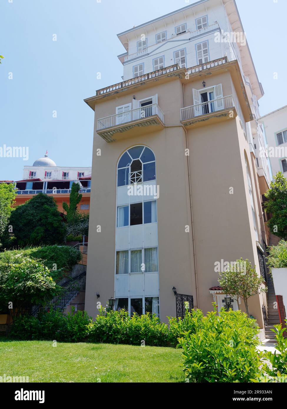 Bâtiment distinctif avec façade en verre voûtée dans le propre d'Adalar sur l'île de Büyükada, îles Princesse, mer de Marmara, près d'Istanbul, Turquie Banque D'Images