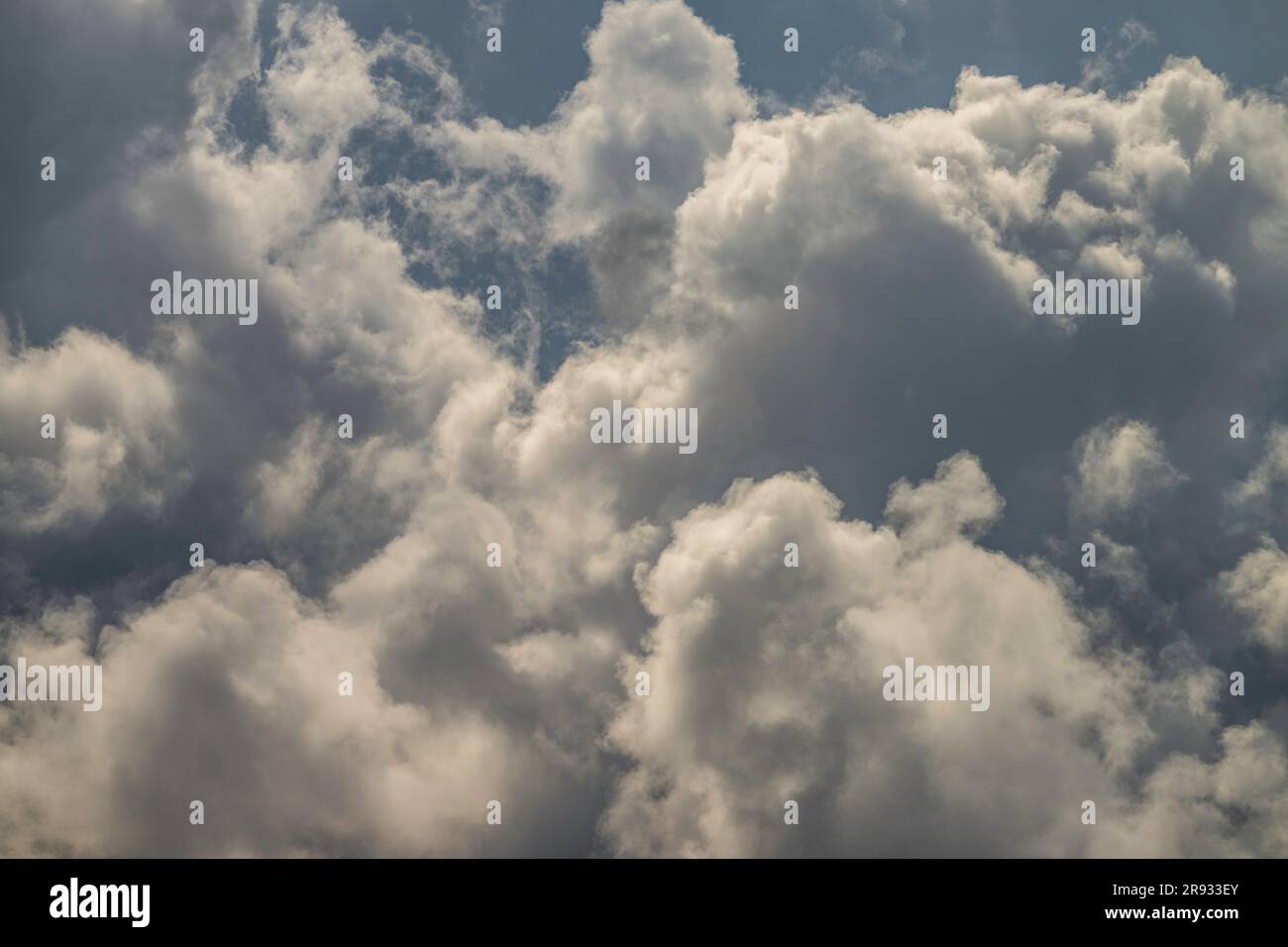 Énormes cumulonimbus au large de la côte d'Ishigaki, Japon Banque D'Images