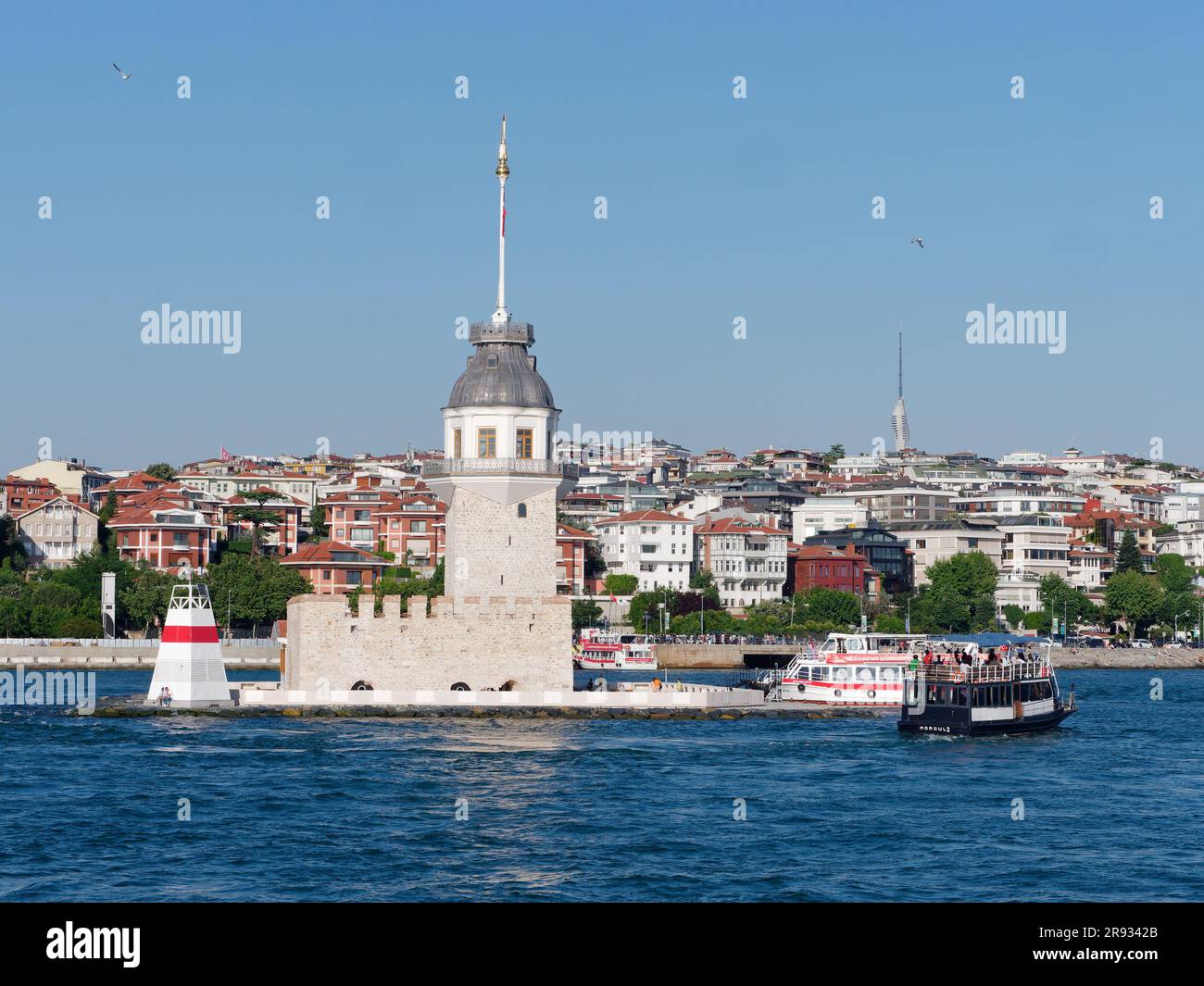 Bateaux à passagers arrivant à Maidens Tower, une tour d'observation et de diffusion sur la mer du Bosphore (alias Bosphore) à Uskudar, Istanbul, Turquie Banque D'Images