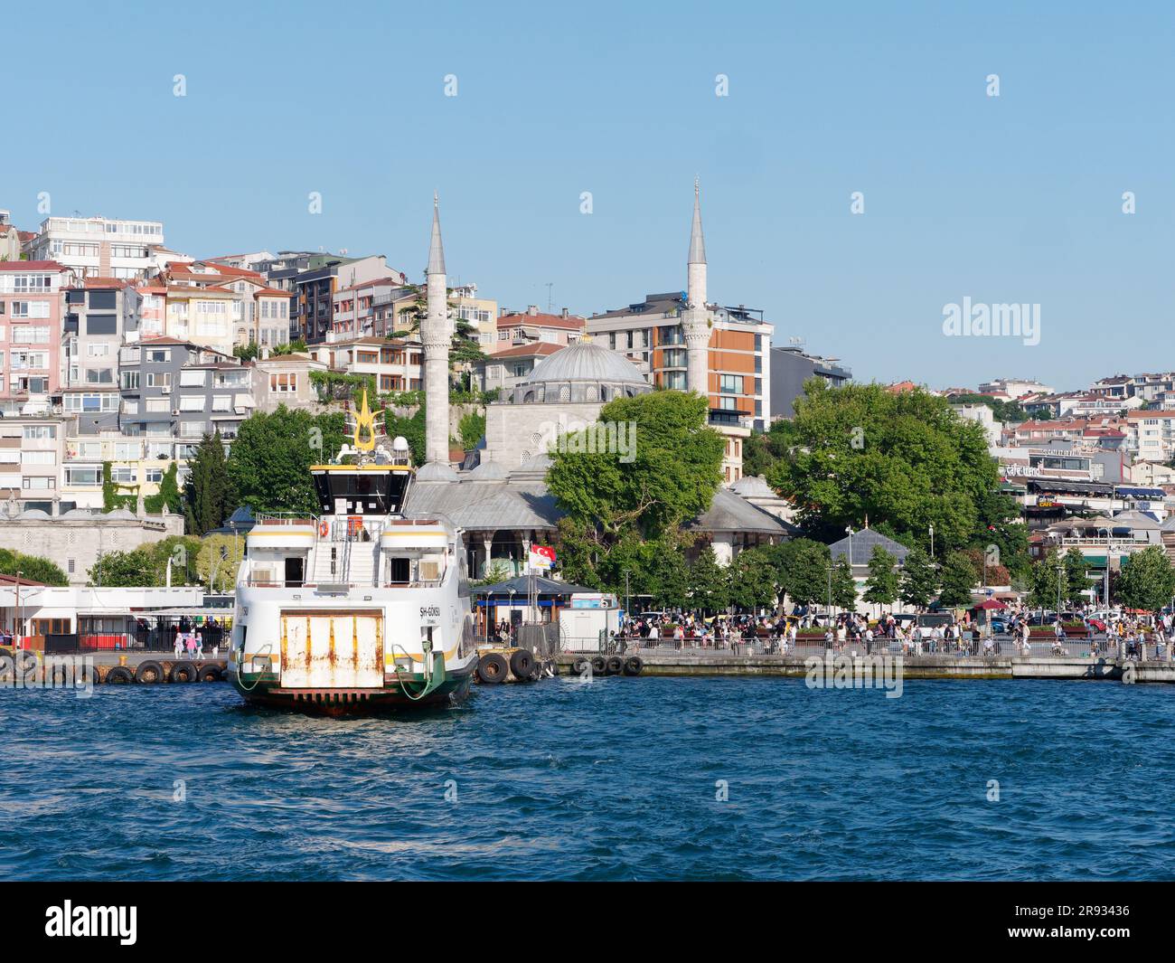 Ferry de passagers amarré dans la ville d'Uskudar avec la mosquée Mihrimah Sultan à Istanbul en Turquie, vu de la mer du Bosphore (alias Bosphore) Banque D'Images