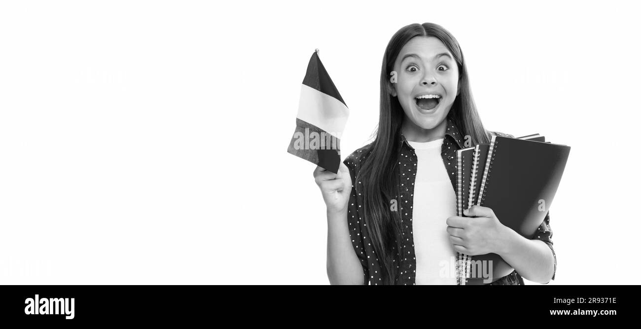 un enfant émerveillé tient le drapeau français et le livre publicitaire de l'école pour étudier isolé sur blanc. Portrait de l'élève d'une écolière, en-tête de bannière de studio. École enfant fac Banque D'Images