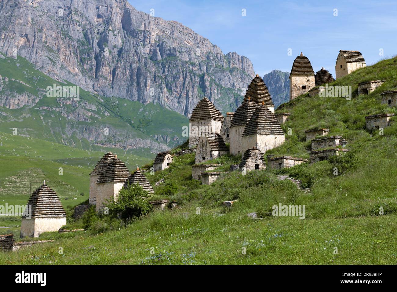 L'ancienne ville des morts Dargavs un jour ensoleillé de juin. Ossétie du Nord Alania. Russie Banque D'Images
