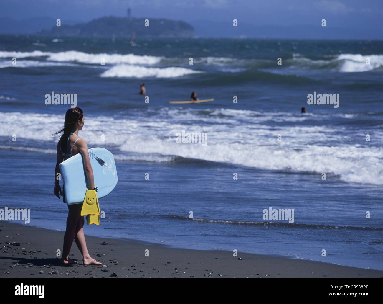 Surfeurs et Enoshima Banque D'Images