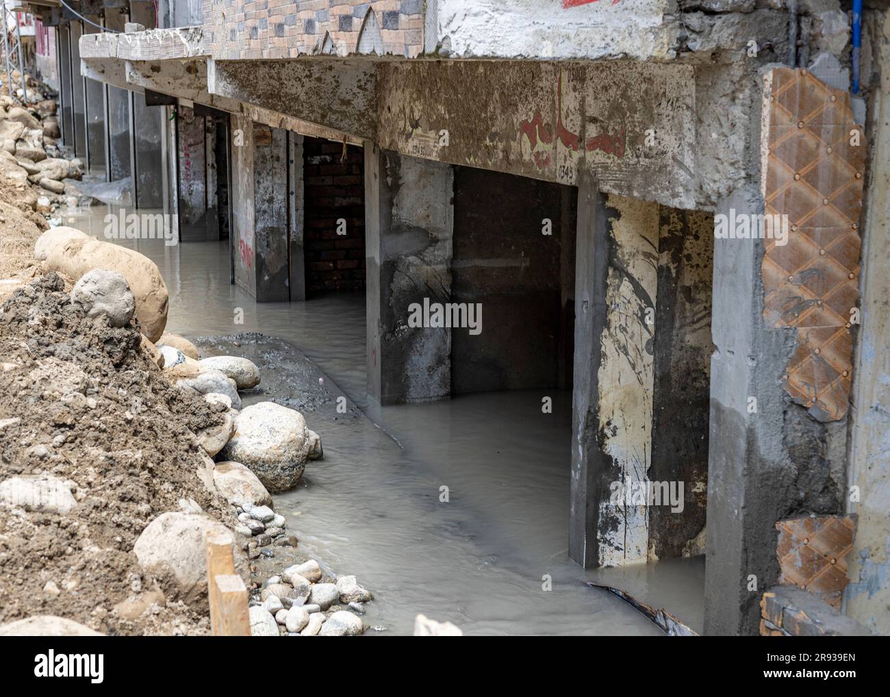 Bâtiment d'hôtel endommagé et maisons causées par les inondations dans le bazar de bahreïn, dans la vallée de swat, au Pakistan. Banque D'Images