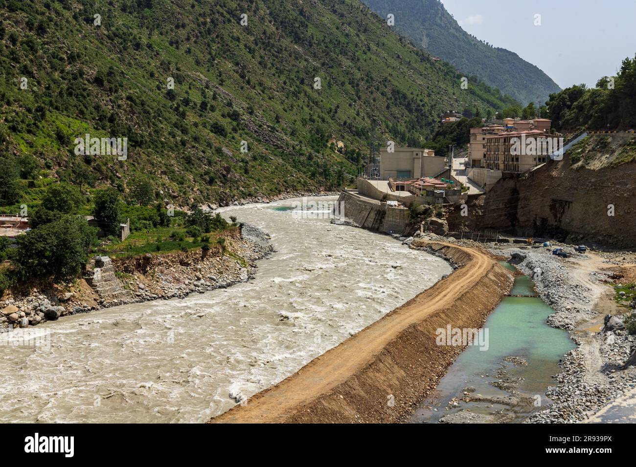 Mur-frontière de protection construit contre une forte inondation d'eau dans la rivière pour éviter des dommages à la route et aux maisons de la vallée de la swat bahreïn, au Pakistan. Banque D'Images