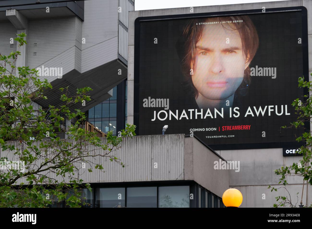 Afficher la publicité pour Black Mirror série 6 épisode Joan est horrible.texte Jonathan est horrible. Série Netflix sur Streamberry. Les jardins de Piccadilly. Manchester Banque D'Images