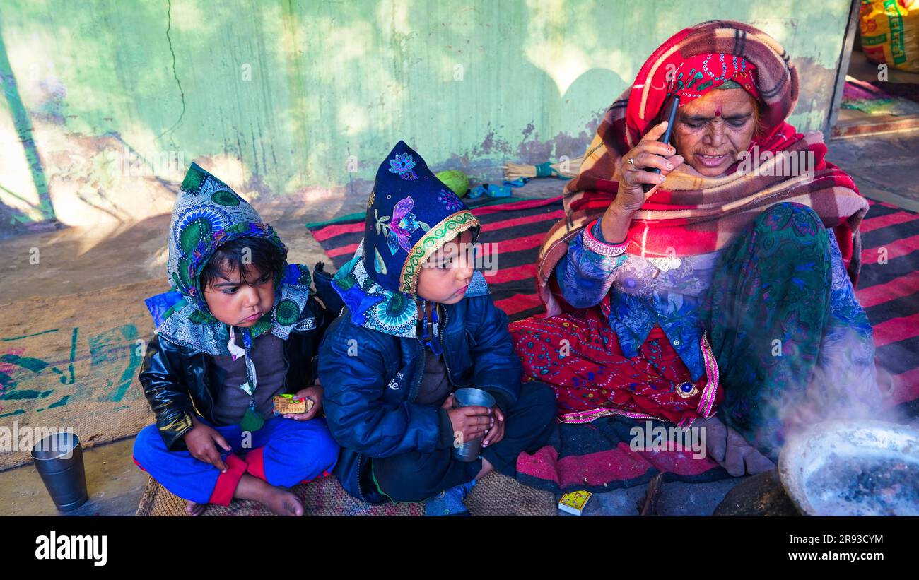 Grand-mère qui appelle avec deux enfants, femme âgée indienne ou asiatique qui passe du temps de qualité avec ses grands enfants Banque D'Images