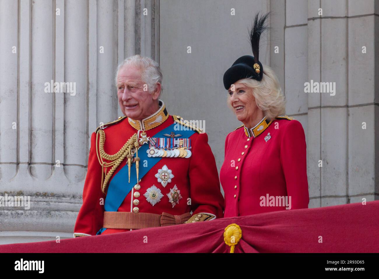 Le roi et la reine britanniques sur le balcon de Buckingham Palace pour regarder le Trooping The Color survoler. Photo par Amanda Rose/Alay Banque D'Images