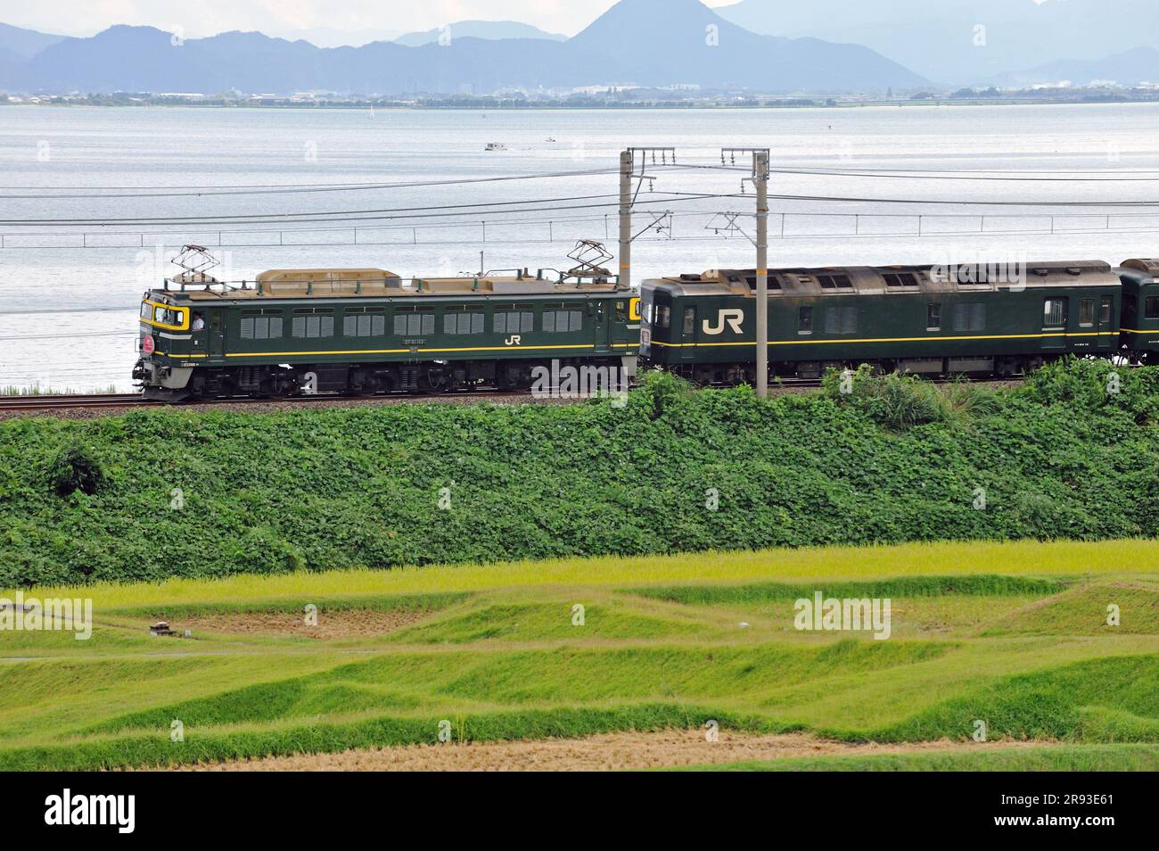 Express Sleeper Twilight Express qui longe le lac Biwa Banque D'Images