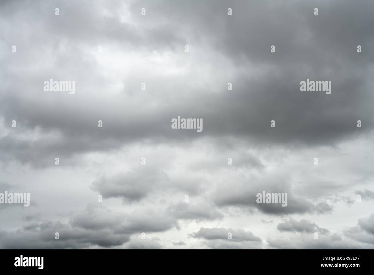 Nuages sombres. Banque D'Images