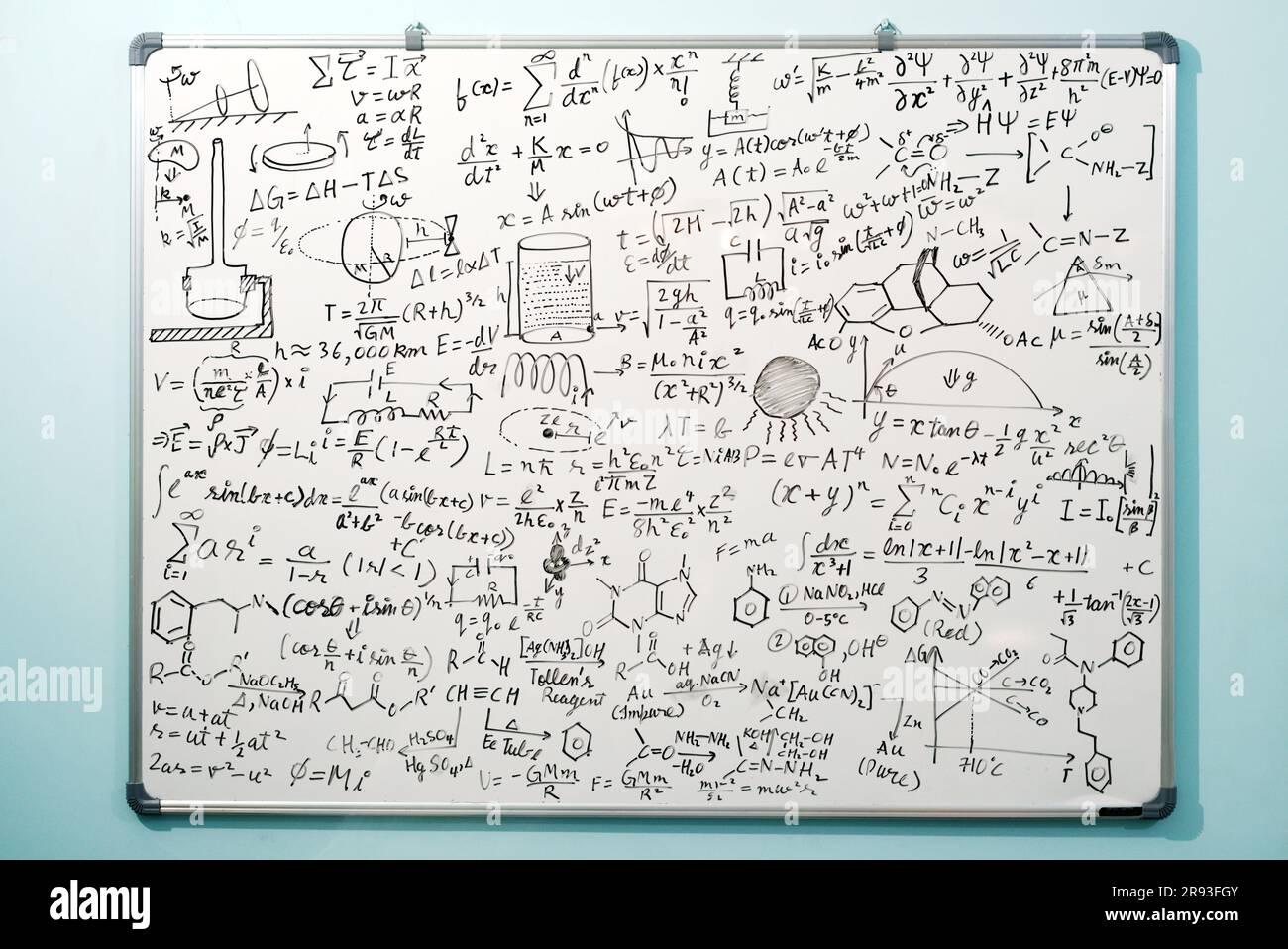 Tableau blanc avec des formules Banque de photographies et d’images à ...