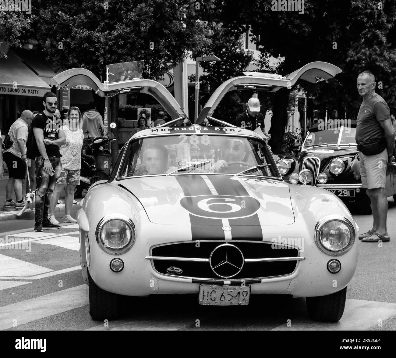 Pesaro , ITALIE - 14 - 2023 juin : MERCEDES BENZ 300 SL W198 1954 sur une vieille voiture de course en rallye mille Miglia 2023 la célèbre course historique italienne (19 Banque D'Images