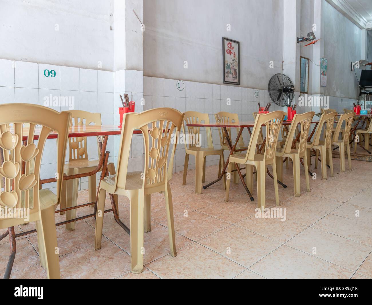 Restaurant local avec chaises en plastique beige à Thanh Hoa, Vietnam. Banque D'Images
