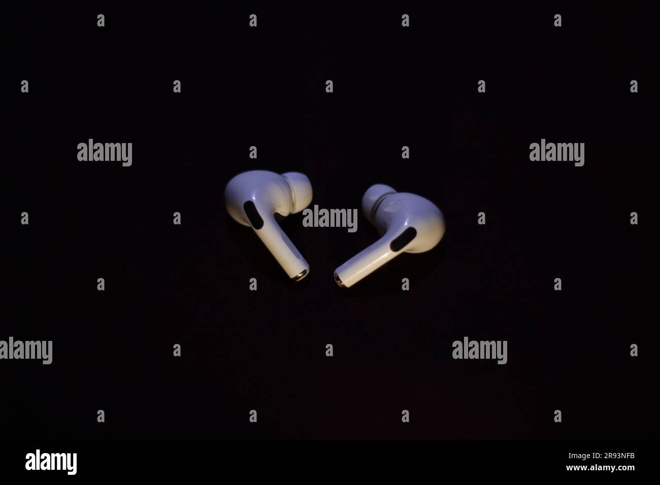 Paire d'oreillettes sans fil blanches pour smartphone avec suppression du bruit et capteurs tactiles. Concept de relaxation. Banque D'Images