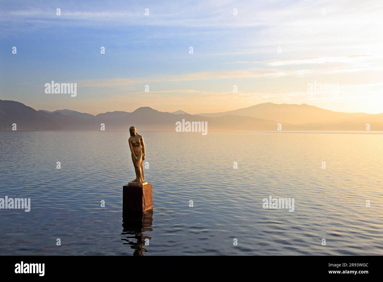 Statue de Tatsuko Hime zo et lac Tazawa le matin Banque D'Images