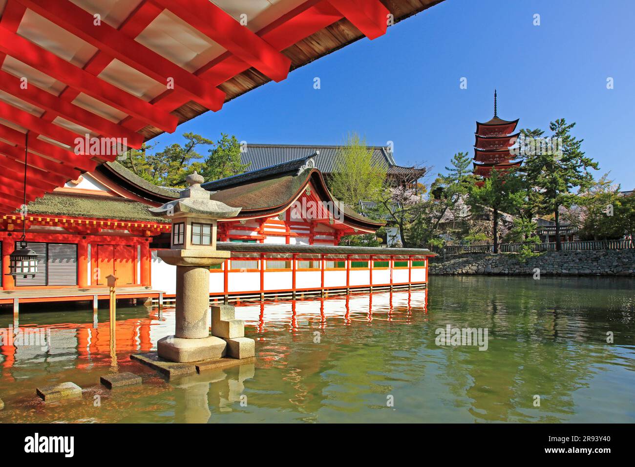 Pagode de cinq étages et sanctuaire d'Itsukushima à Miyajima Banque D'Images