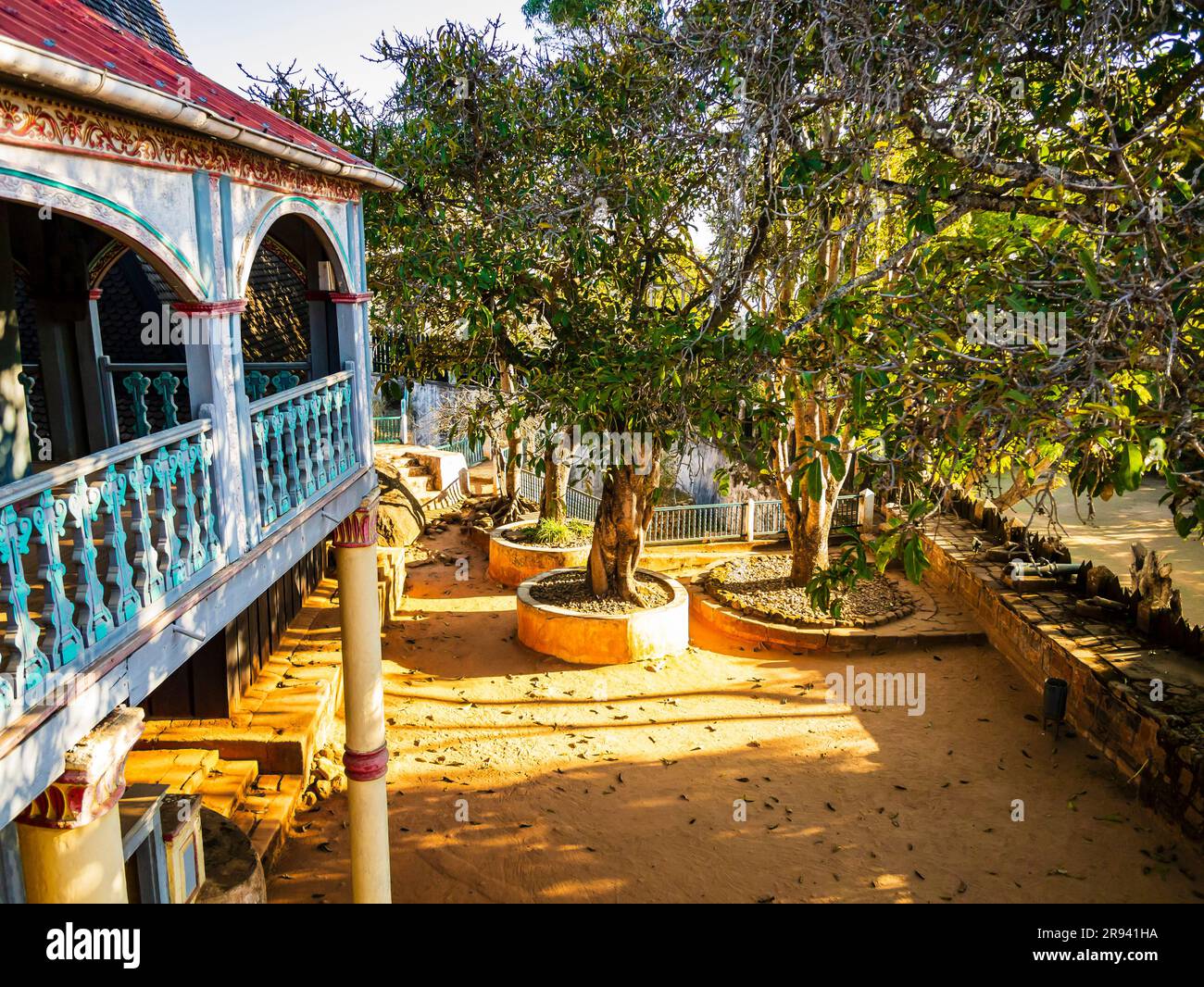 Vue imprenable sur le palais Fandriampahalemana et sa belle cour avec des figuiers sacrés, Ambohimanga, Madagascar Banque D'Images