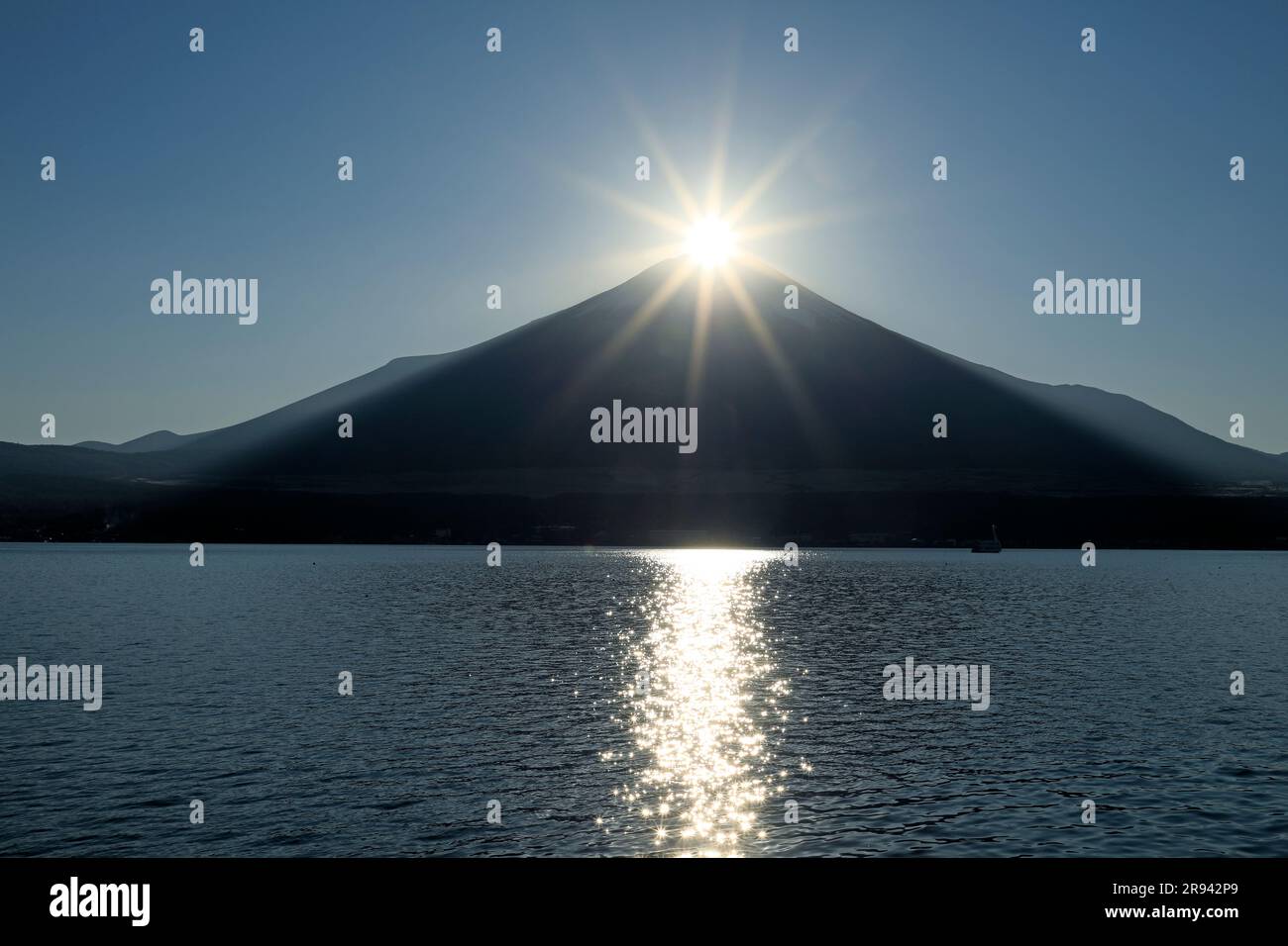 Diamon Fuji et le lac Yamanaka Banque D'Images