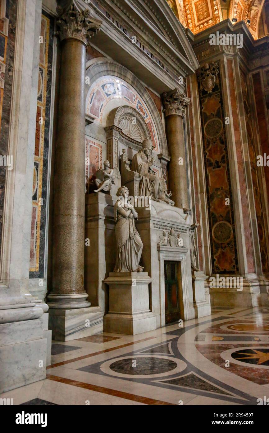 Intérieur historique doré de la basilique Saint-Pierre avec la tour Bernini, dans la cité du Vatican à Rome, Italie Banque D'Images