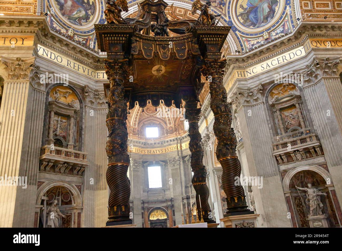 Intérieur historique doré de la basilique Saint-Pierre avec la tour Bernini, dans la cité du Vatican à Rome, Italie Banque D'Images