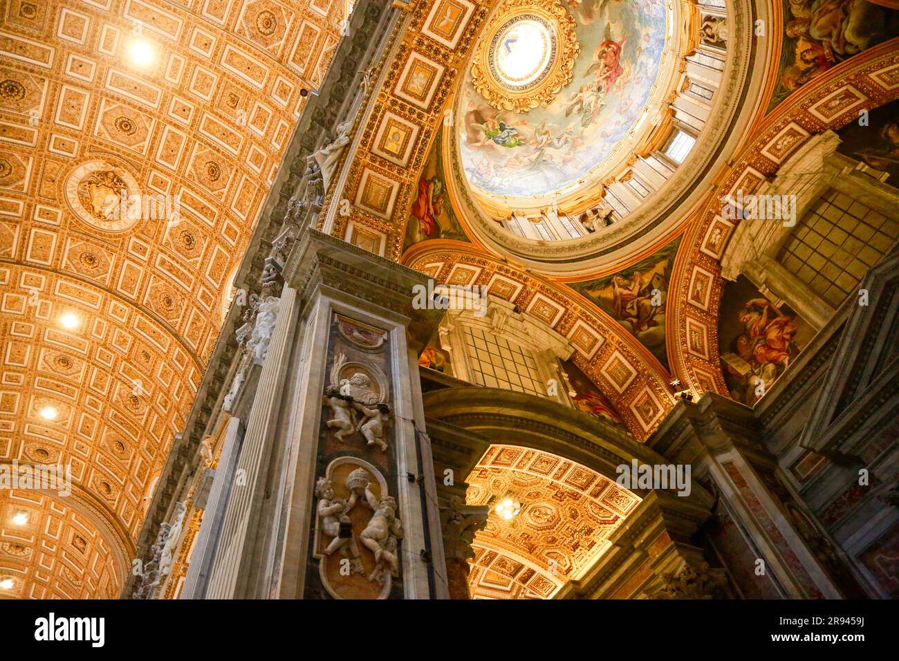 Intérieur historique doré de la basilique Saint-Pierre avec la tour Bernini, dans la cité du Vatican à Rome, Italie Banque D'Images
